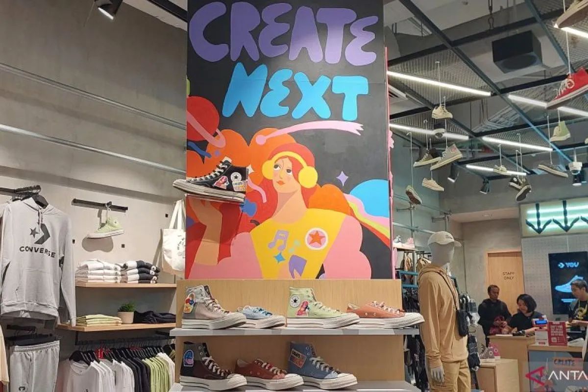Foto: Converse Indonesia menggelar &lsquo;Hack the Store&rsquo;, sebuah ajang seni dan musik yang menghadirkan Diela Maharanie, seniman mural dan ilustrator muda berbakat, di Jakarta, Rabu (11/10/2023). ( ANTARA