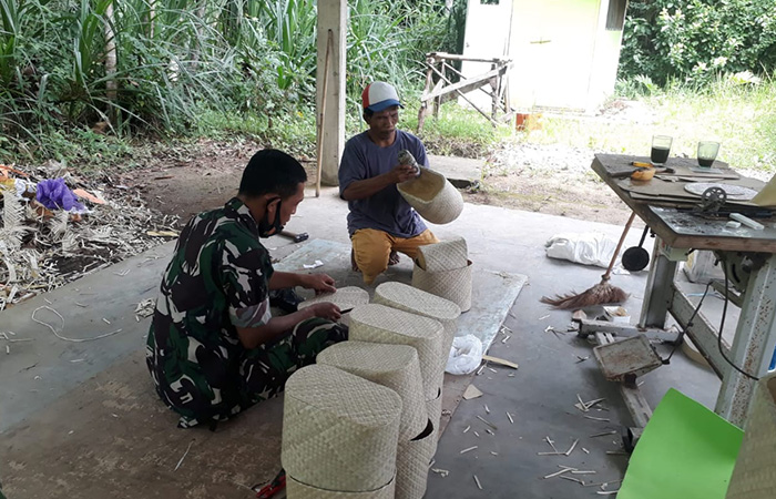 POTENSI DESA : Warga Desa Grenggeng, Kecamatan Karanganyar, Kebumen terus berinovasi mengembangkan potensi anyaman pandan.ISTIMEWA