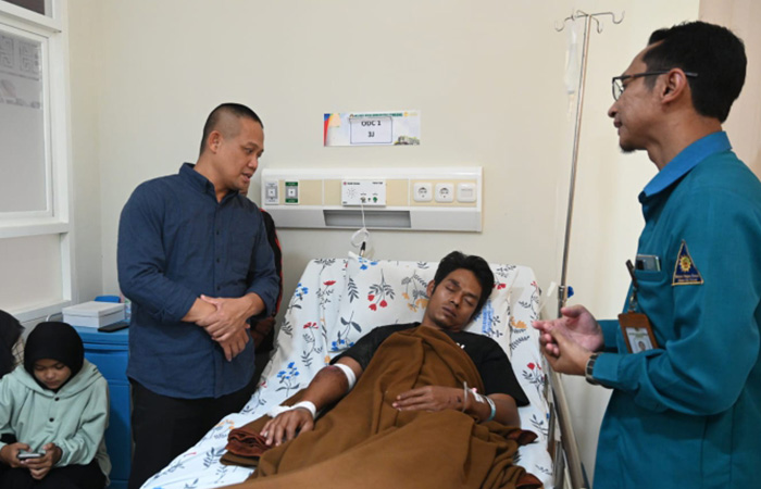 SAMBANG WARGA : Bupati Kebumen Arif Sugiyanto menjenguk warganya yang terbaring di rumah sakit.PROKOPIM KEBUMEN UNTUM RADAR KEBUMEN