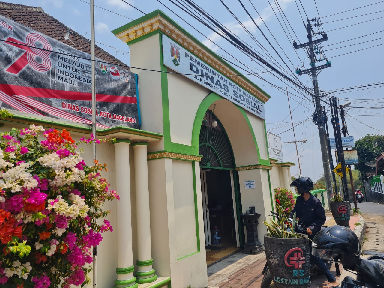 DITANGANI DINSOS: Hingga siang ini ada 12 orang datang ke kantor Dinsos Kota Magelang menanyakan adopsi bayi yang ditemukan warga Polosari, Kedungsari, Magelang Utara. (Naila Nihayah/Radar Jogja)