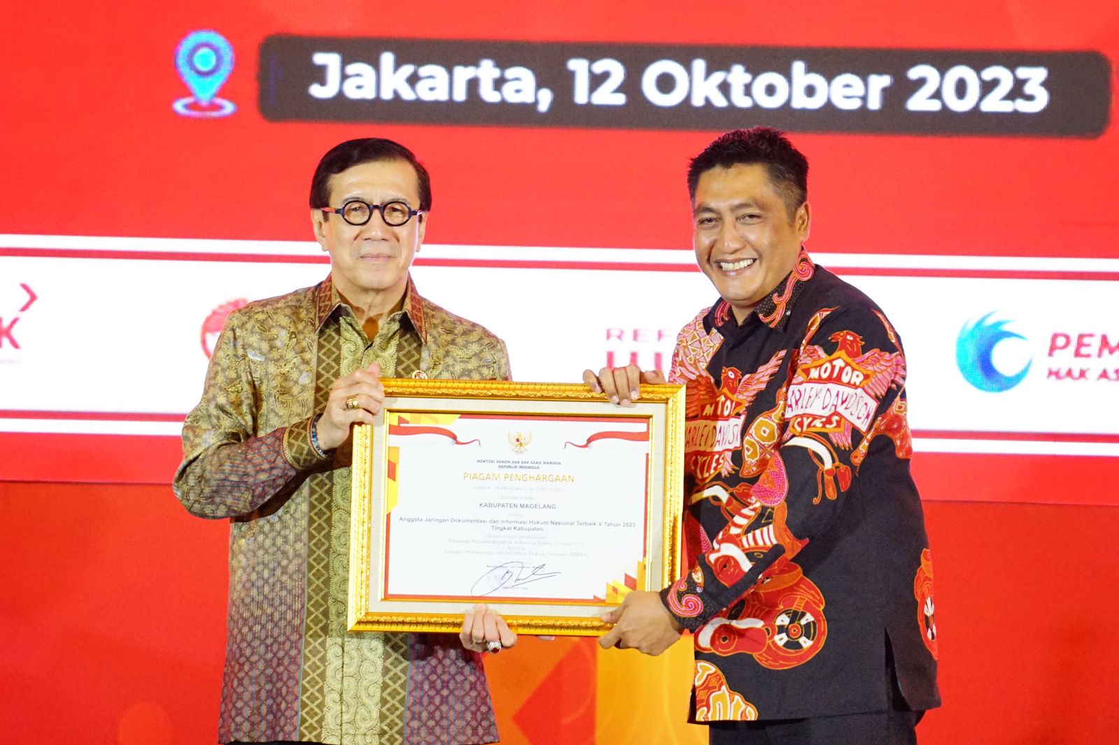 PRESTASI: Bupati Magelang Zaenal Arifin menerima penghargaan JDIHN dari Menteri Hukum Dan HAM RI Yasonna Hamonangan Laoly di Hotel Aston Kartika Grogol Jakarta, Kamis (12/10). (Dok Pemkab Magelang)