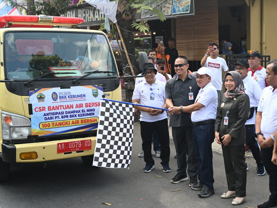 PEDULI : Bupati Kebumen Arif Sugiyanto didampingi Direktur BPR BKK Kebumen Sutrisno melepas armada pengangkut bantuan air bersih.M Hafied/Radar Kebumen