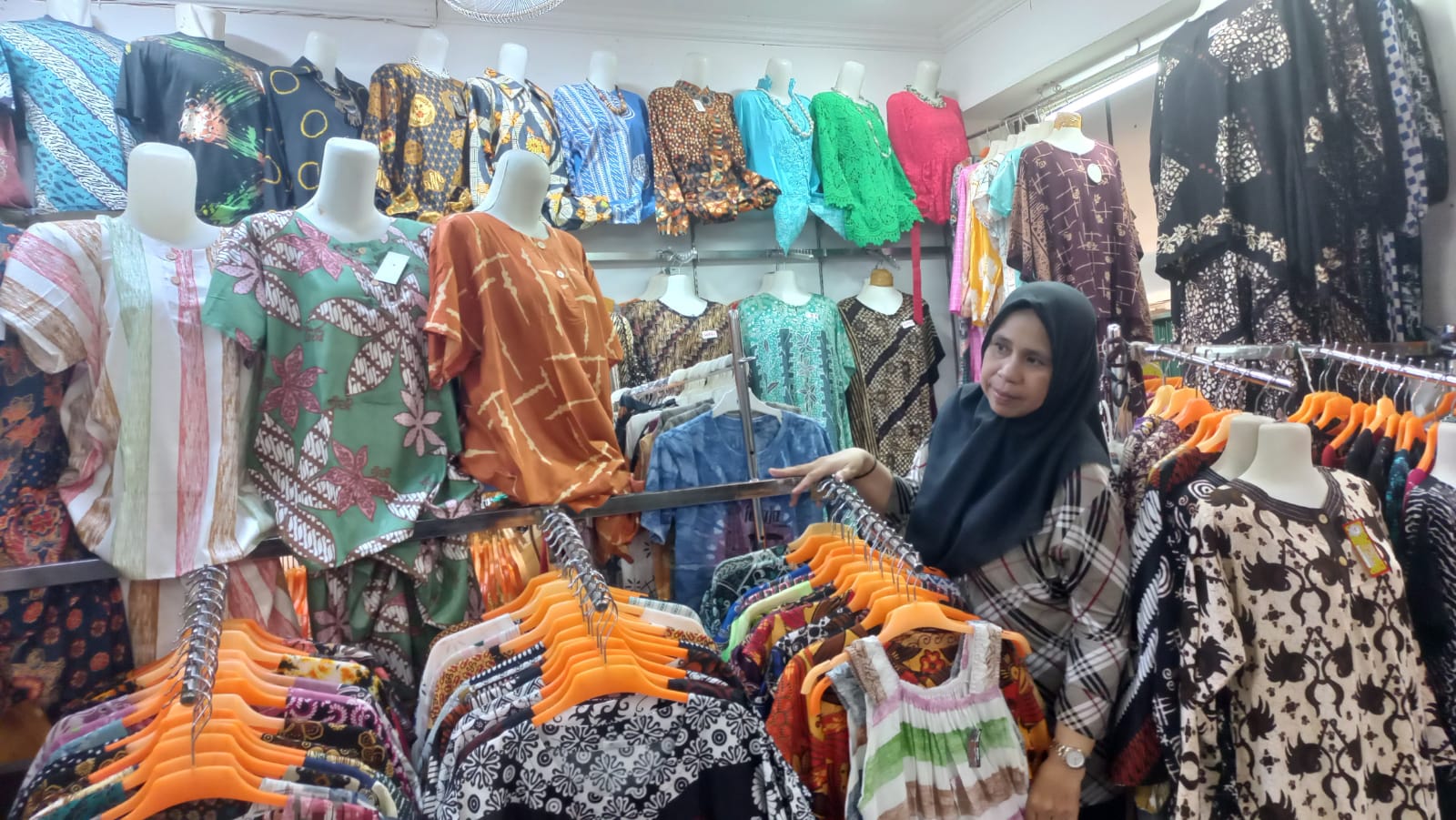 LARIS: Pedagang batik di Pasar Beringharjo Barat belum rasakan dampaknya usai Tiktok Shop ditutup. (Winda Atika Ira P/Radar Jogja)