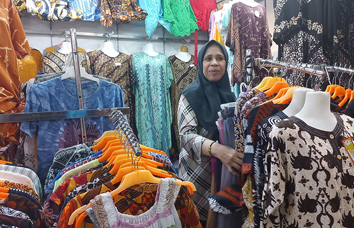 SAMA SAJA: Pedagang batik di Pasar Beringharjo tetap sepi pembeli. Dampak ditutupnya platform TikTok Shop sampai saat ini belum dirasakan.Winda Atika Ira P/Radar Jogja&nbsp;