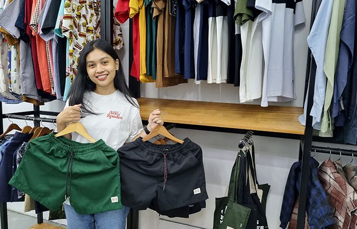 LAKU KERAS: Pegawai TNGR Deadly saat menunjukkan produk-produk board short produksi mereka. Produk tersebut, disebut menjadi item paling dicari anak muda saat ini.Fahmi Fahriza/Radar Jogja