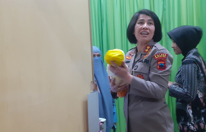 PENEMUAN BAYI: Kapolres Magelang Kota tampak menggendong bayi laki-laki yang ditemukan di teras salah satu rumah warga Polosari, Kamis malam (12/10).ISTIMEWA