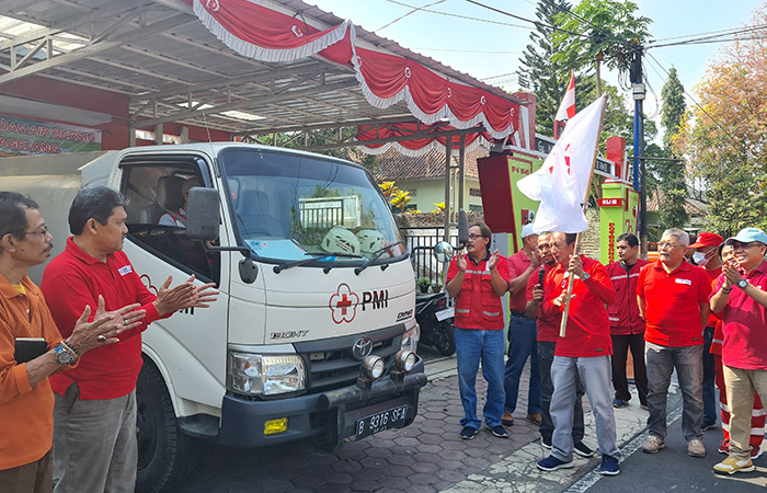 WUJUD KEPEDULIAN: Ketua PMI Kota Magelang bersama jajarannya secara simbolis melepas dua truk tangki air bersih yang hendak disalurkan kepada warga Desa Citrosono, Grabag, Kabupaten Magelang.Naila Nih
