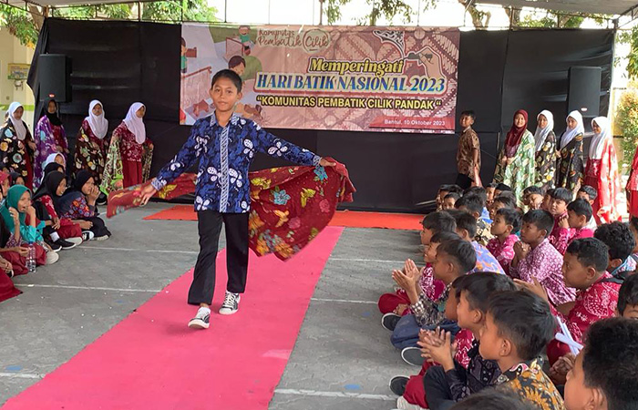 PERCAYA DIRI: Komunitas Pembatik Cilik saat membatik bersama dan melakukan fashion show dalam memeriahkan Hari Batik Nasional di SDN Jigudan, Kapanewon Pandak beberapa waktu lalu.