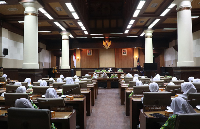 ANTUSIAS: Siswa MAN 1 Jogja saat mengikuti simulasi siding paripurna di DPRD DIJ Kamis (12/10).Dokumentasi MAN 1 Jogja