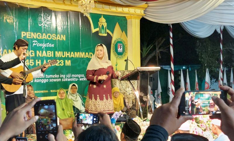 KEBANGSAAN: Zannuba Ariffah Chafsoh (Yenny Wahid) saat mengisi pengajian dengan ceramah kebangsaan di Pengasih, Kulon Progo, Kamis (12/10) malam. FOTO : HENDRI UTOMO