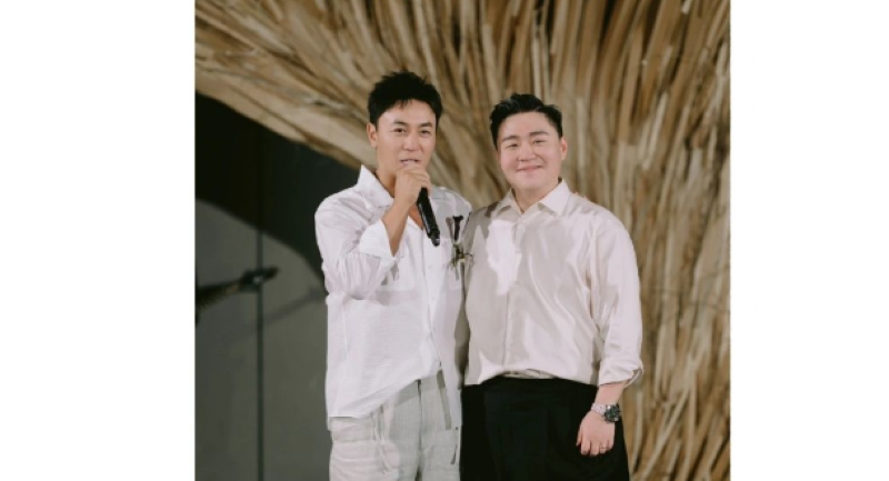 Pemeran Shi Xiao Long (kiri) saat memandu upacara pernikahan Steven Hao, beberapa waktu lalu. (insertlive.com/Dok. Weibo)