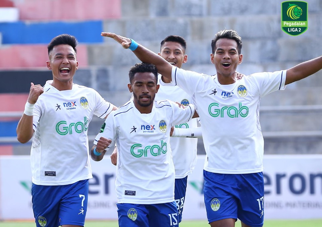 Selebrasi penyerang Nyoman Sukarja setelah mencetak gol