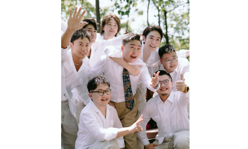 Kebersamaan para pemain Shaolin Popey nostalgia di acara pernikahan Steven Hao. (insertlive.com/Dok. Weibo)