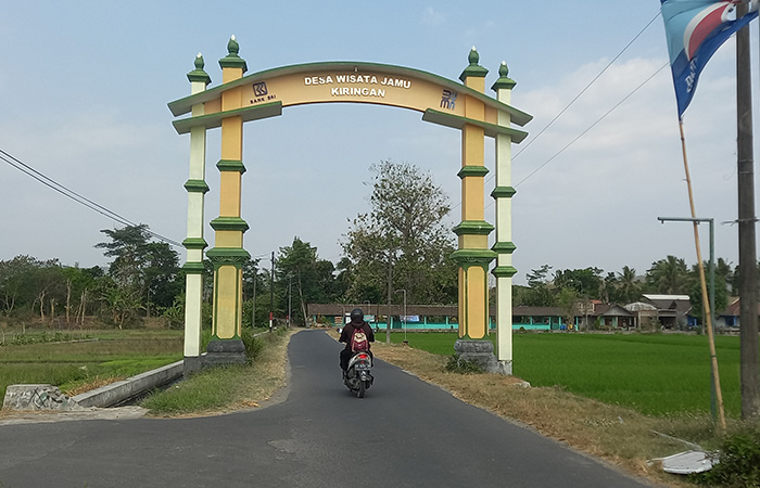 POTENSI EKONOMI: Gapura selamat datang dan tugu jamu gendong di Kiringan menjadi penanda ke sentra jamu tradisional di Dusun Kiringan, Jetis, Bantul. Jamu menjadi penopang perekonomian