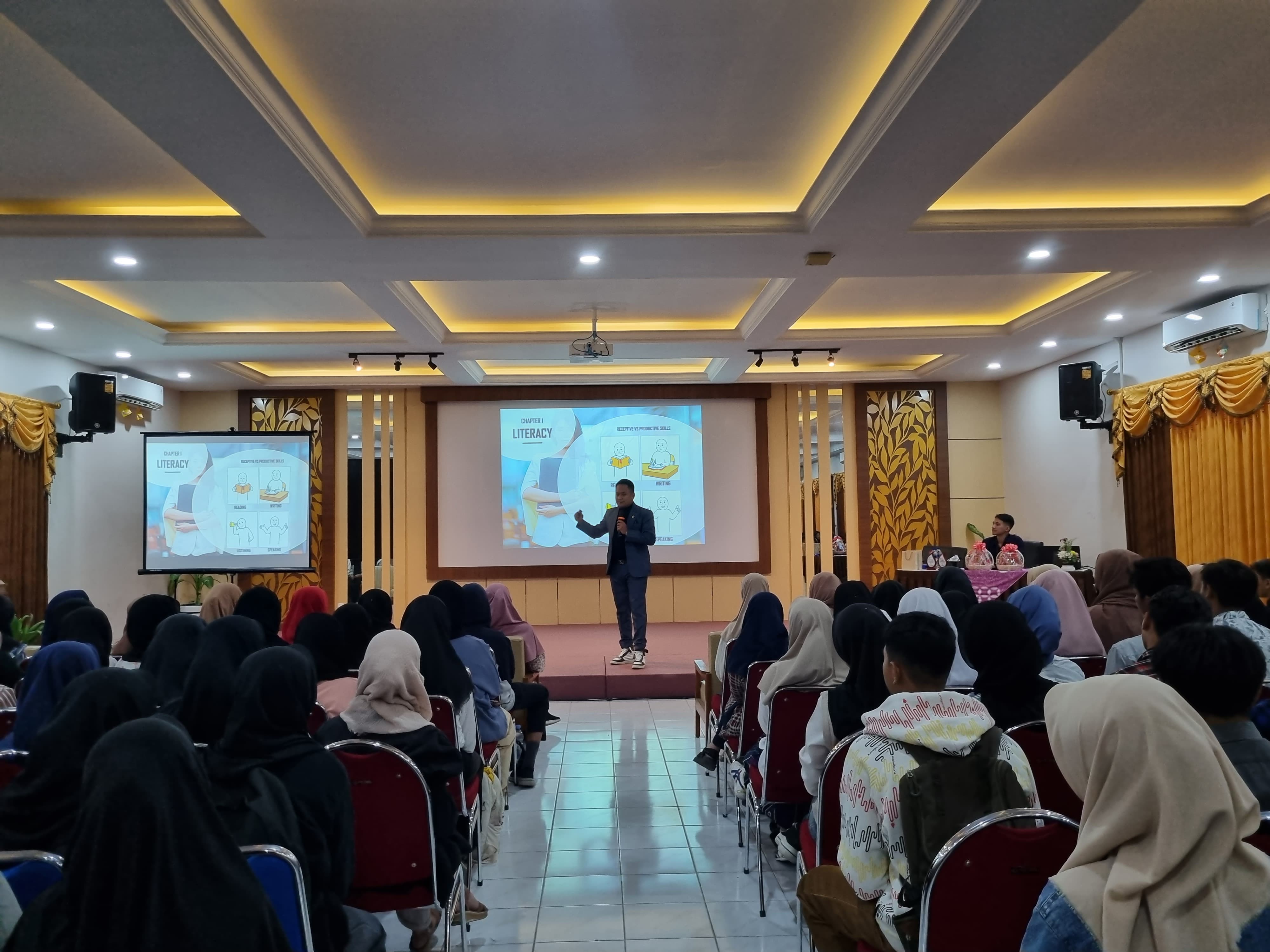 ANTUSIAS: Ribuan peserta antusias mengikuti training bahasa Inggris dengan mentor Ilham Saheri. (FAHMI F/RADAR JOGJA)