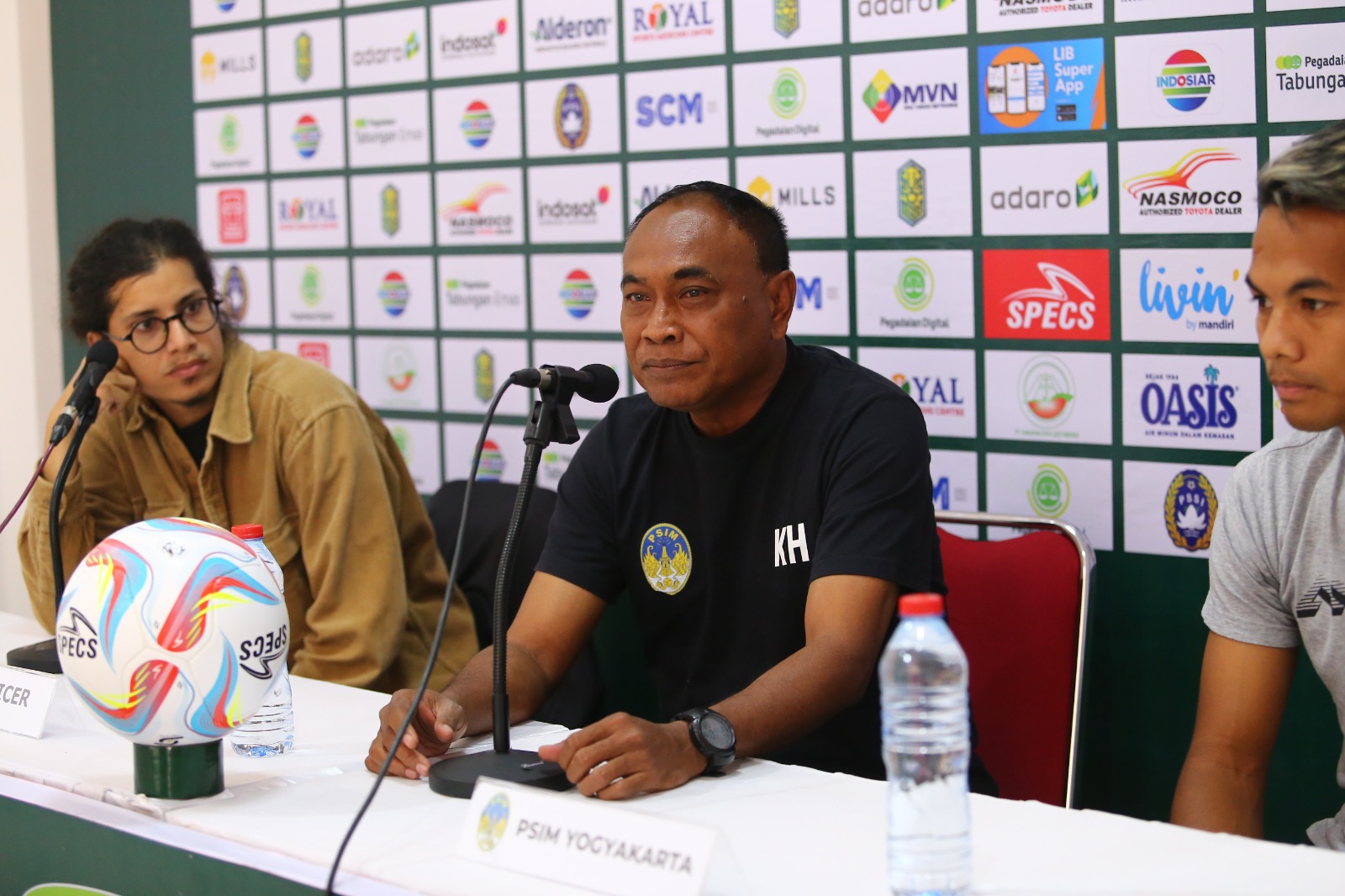 SIAP: Pelatih PSIM Jogja Kas Haryadi saat konferensi pers jelas laga kontra Nusantara FC. (Dok PSIM)