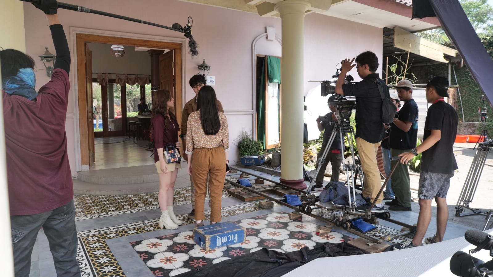 Proses syuting perdana film Sajen Satu Suro di Vila Pakem