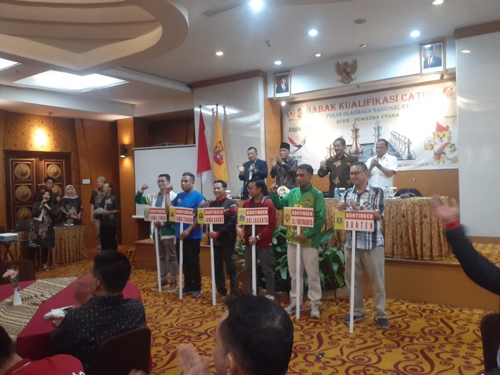 YAKIN: Suasana pembukaan babak kualifikasi Pekan Olahraga Nasional (PON) cabang catur di Hotel Ros In, Bantul, Sabtu (14/10). (RIZKY WAHYU/RADAR JOGJA)