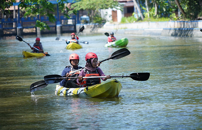 ASYIK: Pengunjung saat menikmati perahu kano menyusuri Sungai Winongo Kecil di Desa Wisata Banjoe Adji.Dokumentasi Desa Wisata Banjoe Adji