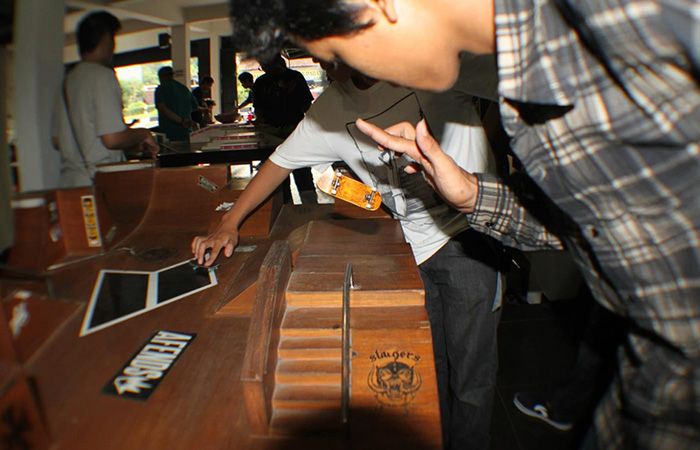 UNIK:&nbsp;Para anggota Komunitas Yogyakarta Fingerboard saat meet up dan bermain papan jari atau skateboard mini.DOKUMENTASI M DHANI SAPUTRA&nbsp;
