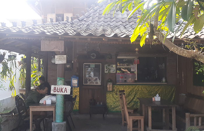 UNIK: Dapur Cening di wilayah Nitripayan, Bantul milik Beyong dan Komang Ira Pusputaningsih menghadirkan nuansa khas Jawa. Namun menu yang disajikan mayoritas dari Bali.RIZKY&nbsp;WAHYU/RADAR JOGJA