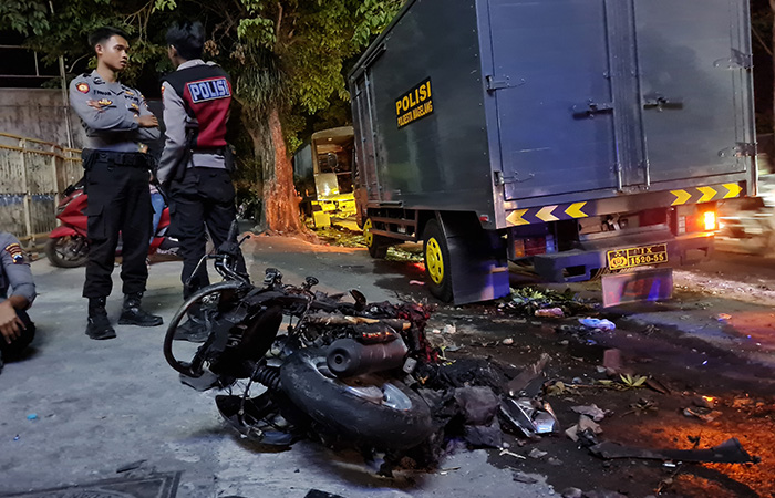 RUSAK: Salah satu kendaraan bermotor dalam kondisi hangus akibat aksi anarkis antarmassa simpatisan di Muntilan, Kabupaten Magelang, (15/10).Naila Nihayah/Radar Jogja