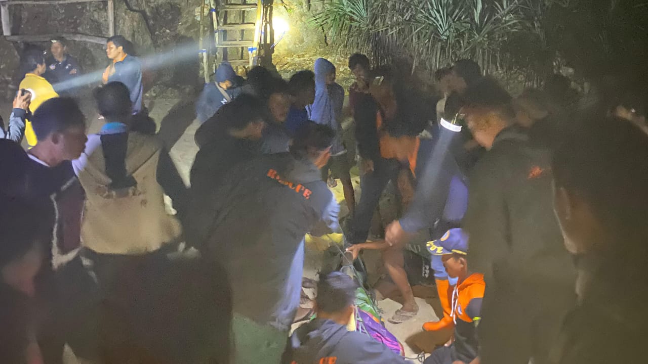 Petugas gabungan melakukan evakuasi kapal nelayan yang menabrak tebing saat terjadi kabut tebal Sabtu (14/10) malam.