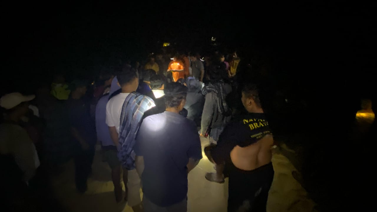TABRAK KARANG - Petugas dan warga mengevakuasi satu ABK yang meninggal usai mengalami laka laut di kawasan Pantai Ngrawah Kapanewon Kanigoro, Kapanewon Saptosari pada Sabtu (14/10) malam.