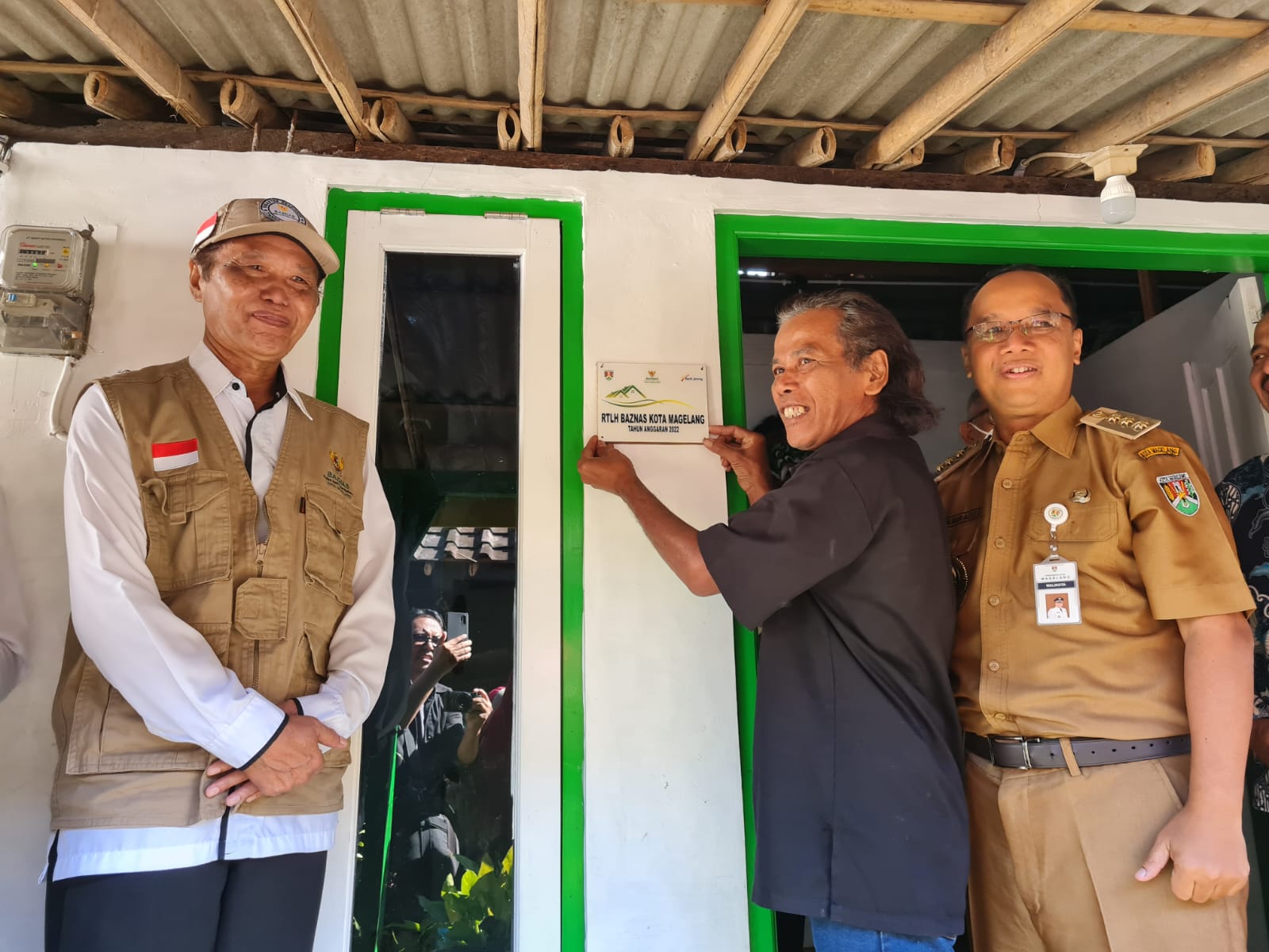 SENANG: Mulyono berkesempatan mendapat bantuan dari Baznas Kota Magelang untuk merenovasi rumah tidak layak huni (RTLH) miliknya.