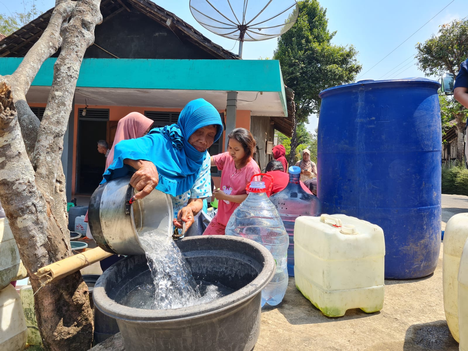 ISI BAK: Warga Dusun&nbsp;Tepo, Dlimas sudah membawa beberapa jeriken untuk mendapatkan bantuan air bersih.