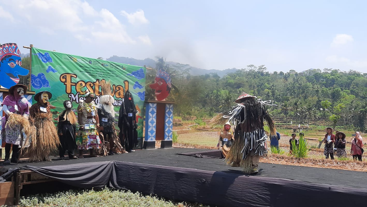 MERIAH - Mengenakan kostum horor, seorang peserta terlihat berjalan di atas catwalk dalam acara Festival Memedi Sawah 2023 di Kampung Emas Plumbungan, Putat, Patuk Minggu (15/10).