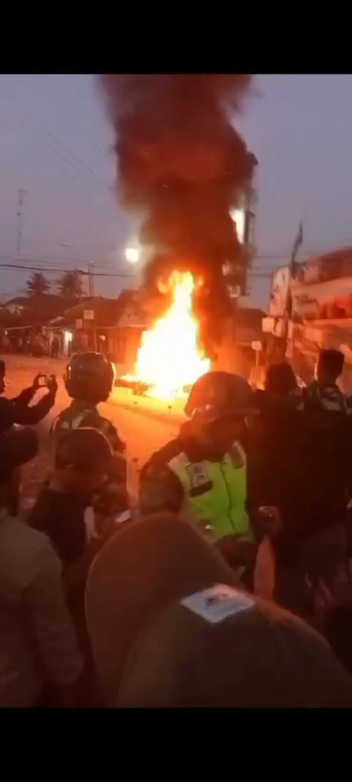 ANARKIS: Massa membakar kendaraan yang tertinggal usai bentrok antarormas di kawasan Jalan Pemuda Muntilan Minggu (15/10).