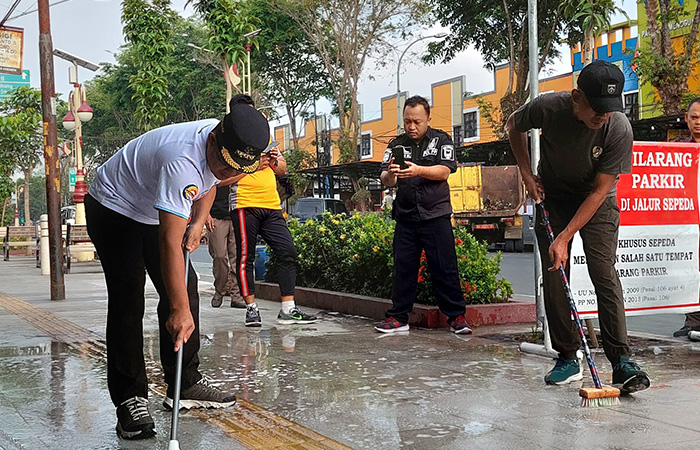 KERJA BAKTI : Bupati Kebumen Arif Sugiyanto bersama jajaran ASN dan TNI/Polri terjun langsung dalam gerakan Moro Soetta Kinclong, Minggu (15/10).Hafied/Radar Kebumen