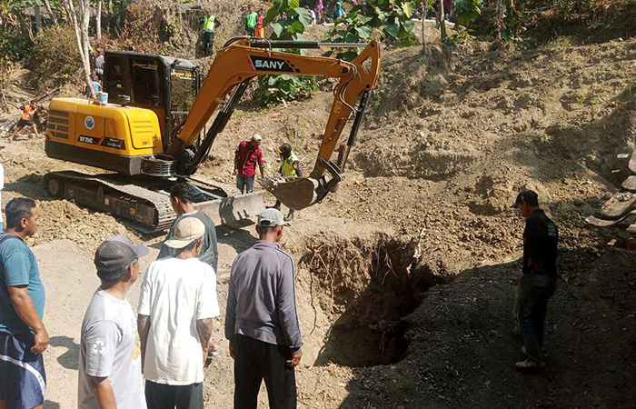 DITUTUP: Proses penutupan Sinkhole di pekarangan Karyo Dimejo, 70, warga Dusun Popohan, Kalurahan Banjararum, Kapanewon Kalibawang, Kulon Progo dibantu alat berat, (15/10).DOK WARGA DUKUH POPOHAN
