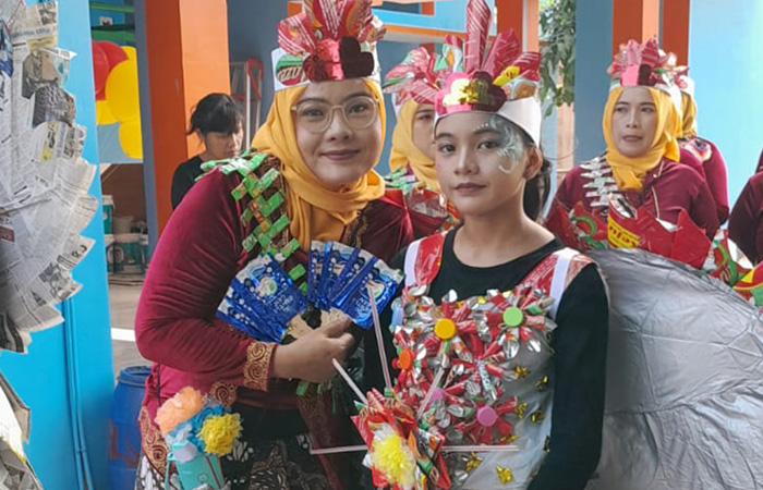 Salah satu produk fashion dari sampah kemasan plastik dan koran kreasi Bank Sampah Kamulyan RW 22 Lowanu, Brontokusuman, Mergangsan, Minggu (15/10).ISTIMEWA