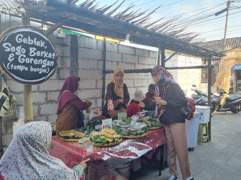 LEZAT: Berbagai jajanan lawas dari berbagai daerah tersaji di gelaran Pasar Keroncong Kotagede, Kota Jogja. (Fahmi Fahriza/Radar Jogja)