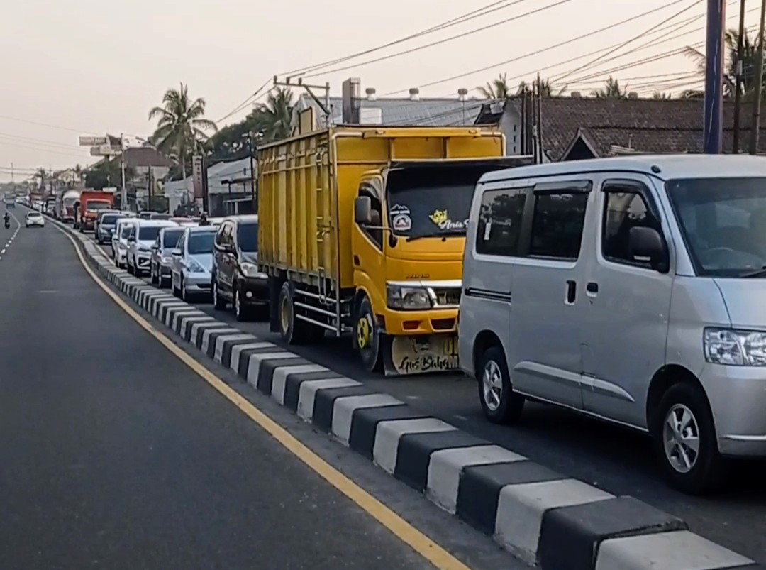 Antrean panjang kendaraan dari arah Jogja menuju Magelang akibat bentrokan di kawasan Muntilan