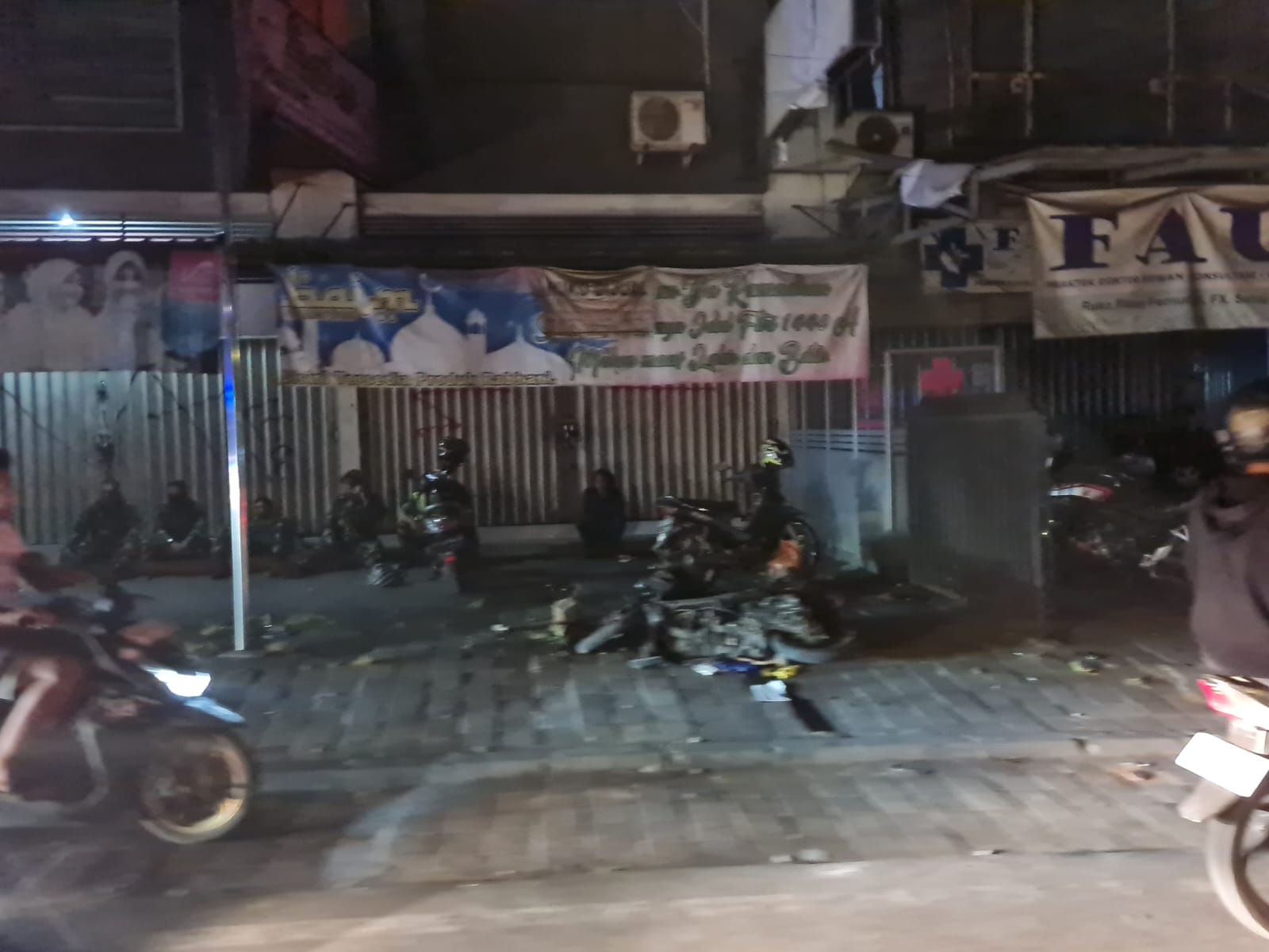 Motor yang ditinggal saat terjadi bentrokan menjadi sasaran kemarahan massa di kawasan Muntilan Minggu (15/10)