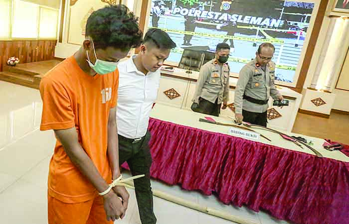 Barang bukti dan pelaku ditunjukan ke awak media saat rilis kasus kejahatan jalanan di Mapolresta Sleman, Senin (16/10).