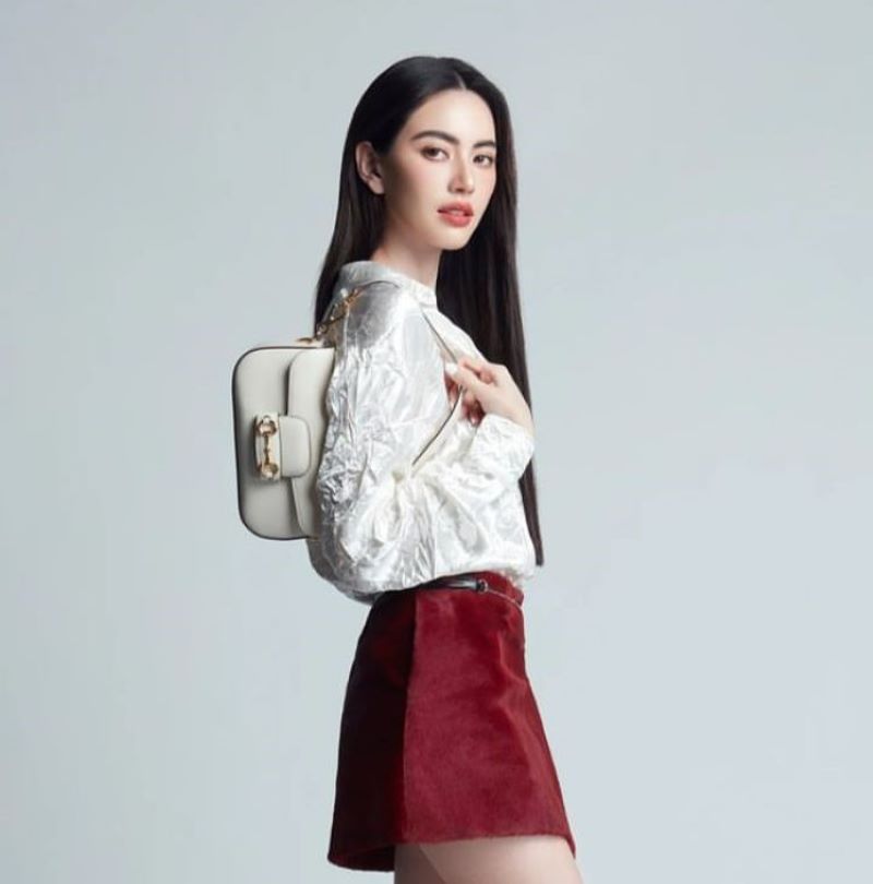 Davika Hoorne aktris Thailand terpilih menjadi BA GUCCI dan GUCCI Beauty. (Instagram/@davikah)