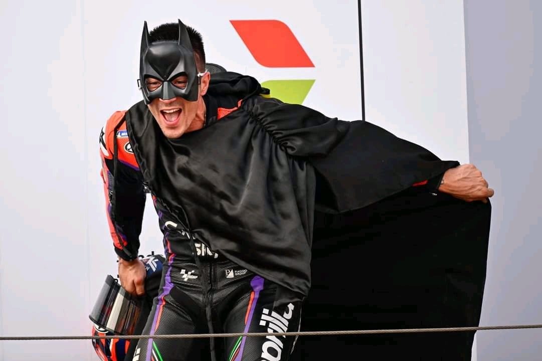Maverick Vinales cosplay menjadi superhero Batman
