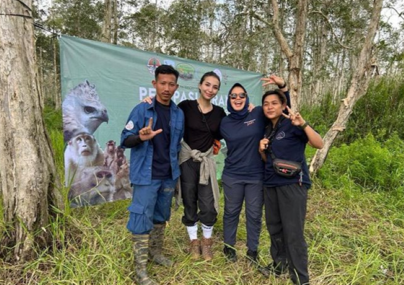 Manohara dan tim pertualangnya saat melakukan kegiatan peduli lingkungan dan satwa. (Instagram/@manodelia)