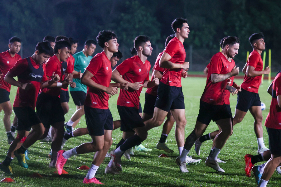 Skuad Garuda lakukan sesi latihan jelang laga melawan Brunei Darussalam, di Stadion Padang dan Belapan, Kompleks Olahraga Bandar Seri Begawan, Minggu (15/10/2023). (Dok PSSI)