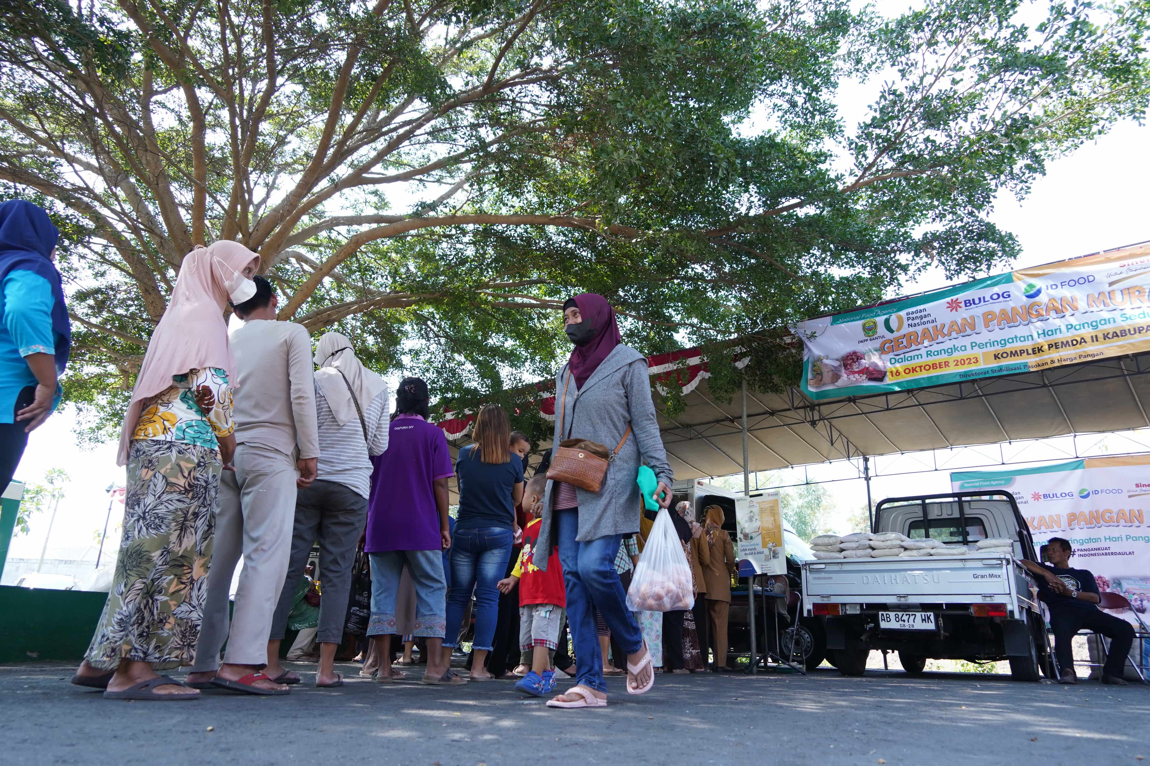 Masyarakat mengantri saat membeli kebutuhan bahan pokok dalam kegiatan Gerakan Pangan Murah di Pendopo Kompleks Pemda II Bantul, Senin (16/10).