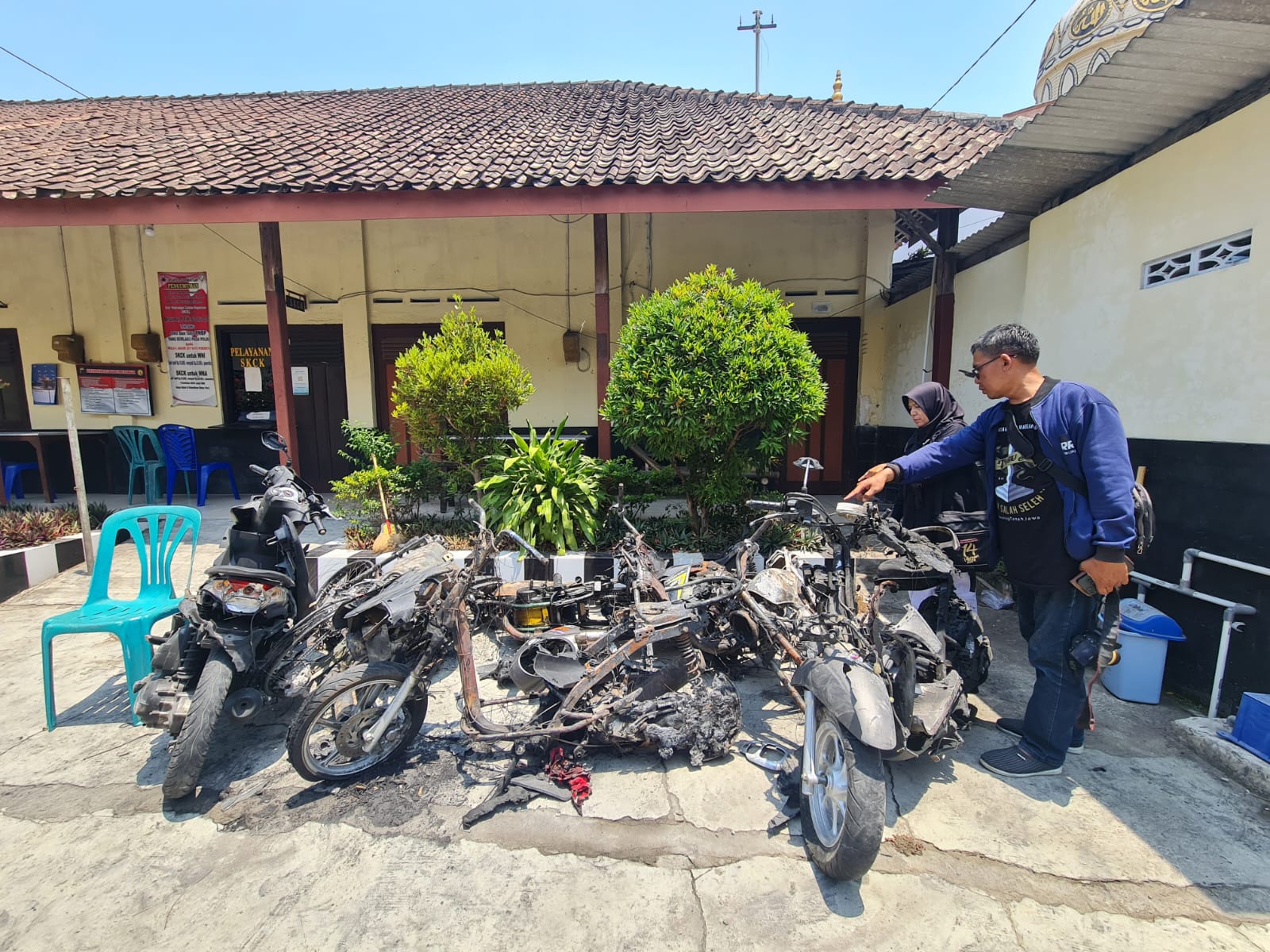 HANGUS: Inilah kondisi sejumlah motor yang dibakar pada aksi anarkis di kawasan Muntilan, Kabupaten Magelang, Minggu (15/10).