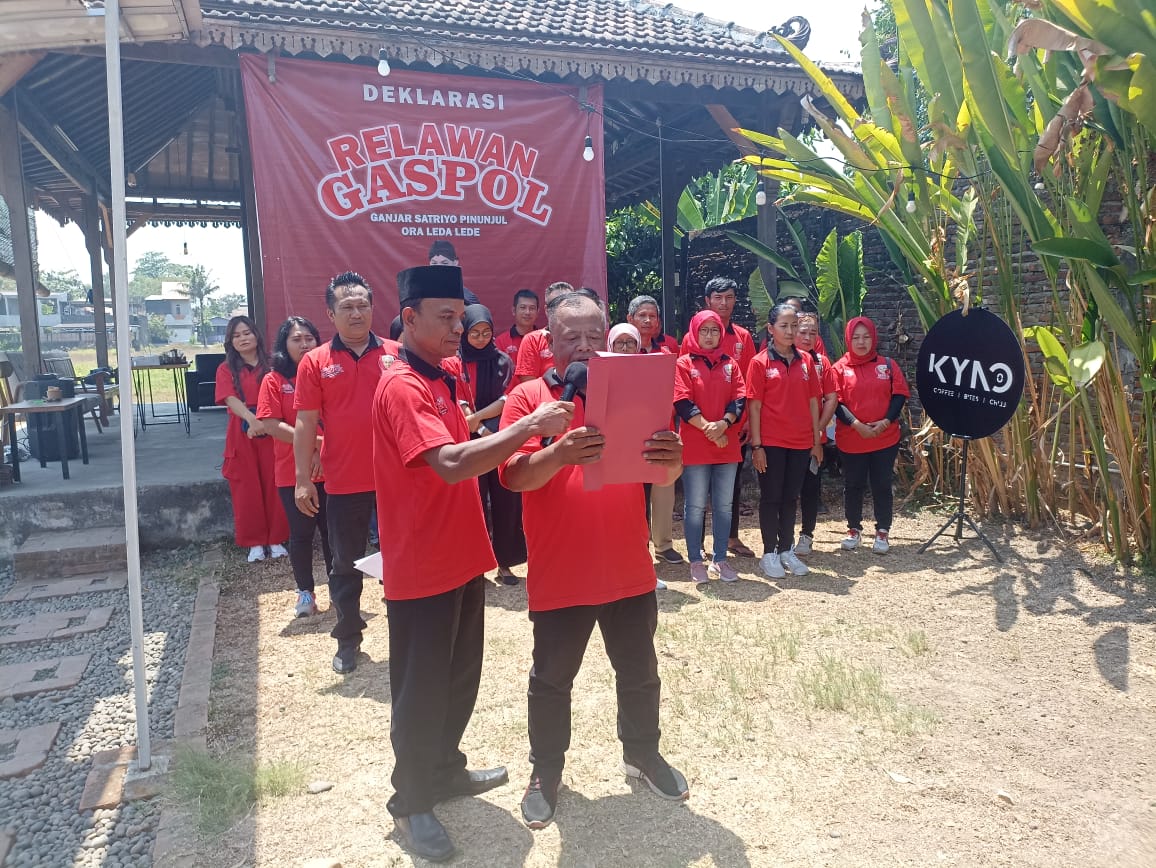 TEGAK: Relawan Gaspol saat mendeklarasikan dukungan kepada Ganjar Pranowo di Sewon, Bantul, Minggu (15/10). (Gregorius Bramantyo/Radar Jogja)