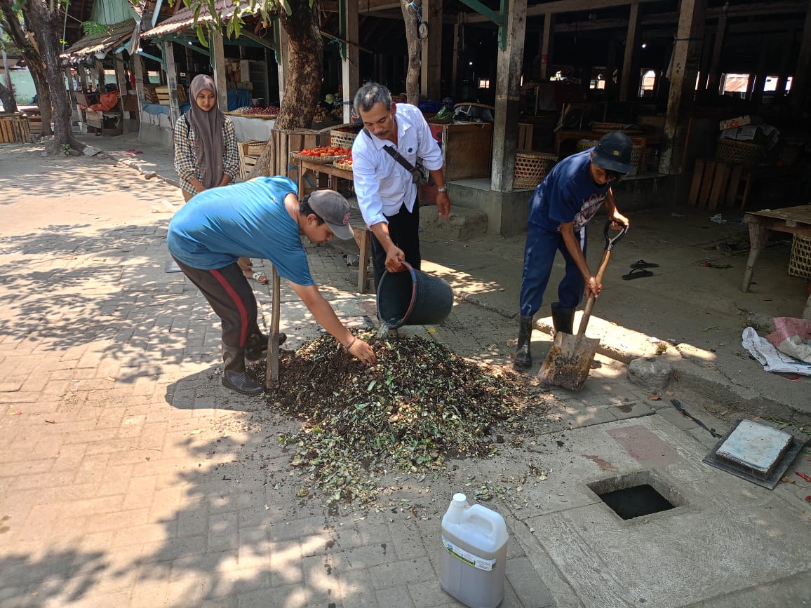 NGANGSU KAWRUH: Penggunaan cairan Bioferti 2023 buatan Fakultas Biologi UGM pada proses pengomposan pada salah satu lubang biopori di Pasar Giwangan, Senin (16/10). (Alfi Annissa Karin/Radar Jogja)