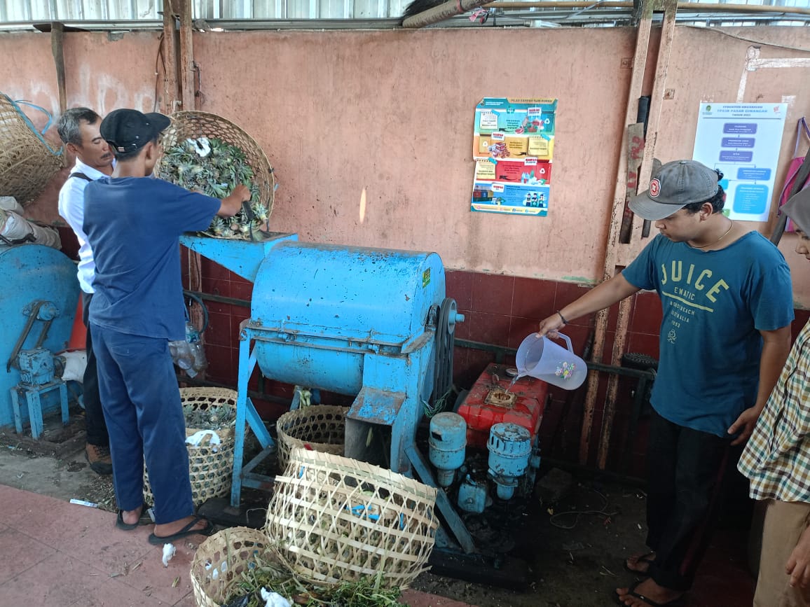 MANFAAT: Proses pencacahan sampah organik di TPS3R Giwangan, Senin (16/10). (Alfi Annissa Karin/Radar Jogja)