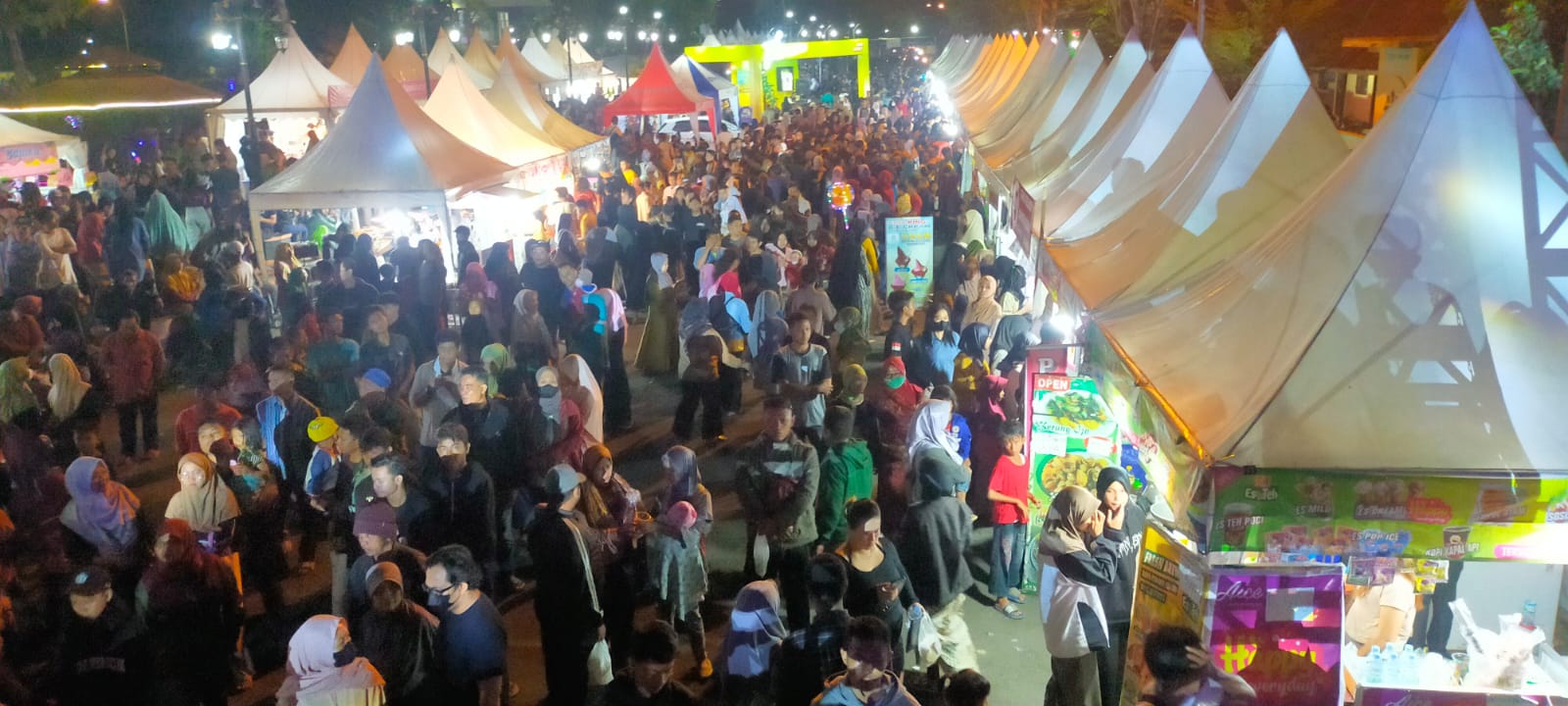BERJUBEL: Kemeriahan PYF 2023 di Alun-Alun Kutoarjo beberapa waktu lalu, banyak warga menyaksikan hiburan. (Istimewa)