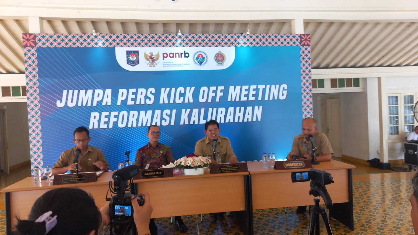REFORMASI: Jumpa pers kick off meeting reformasi kalurahan yang kompleks Kepatihan kemarin (16/10). (Winda Atika Ira P/Radar Jogja)
